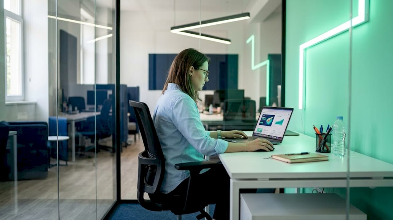 Profesional analizando datos digitales en su despacho