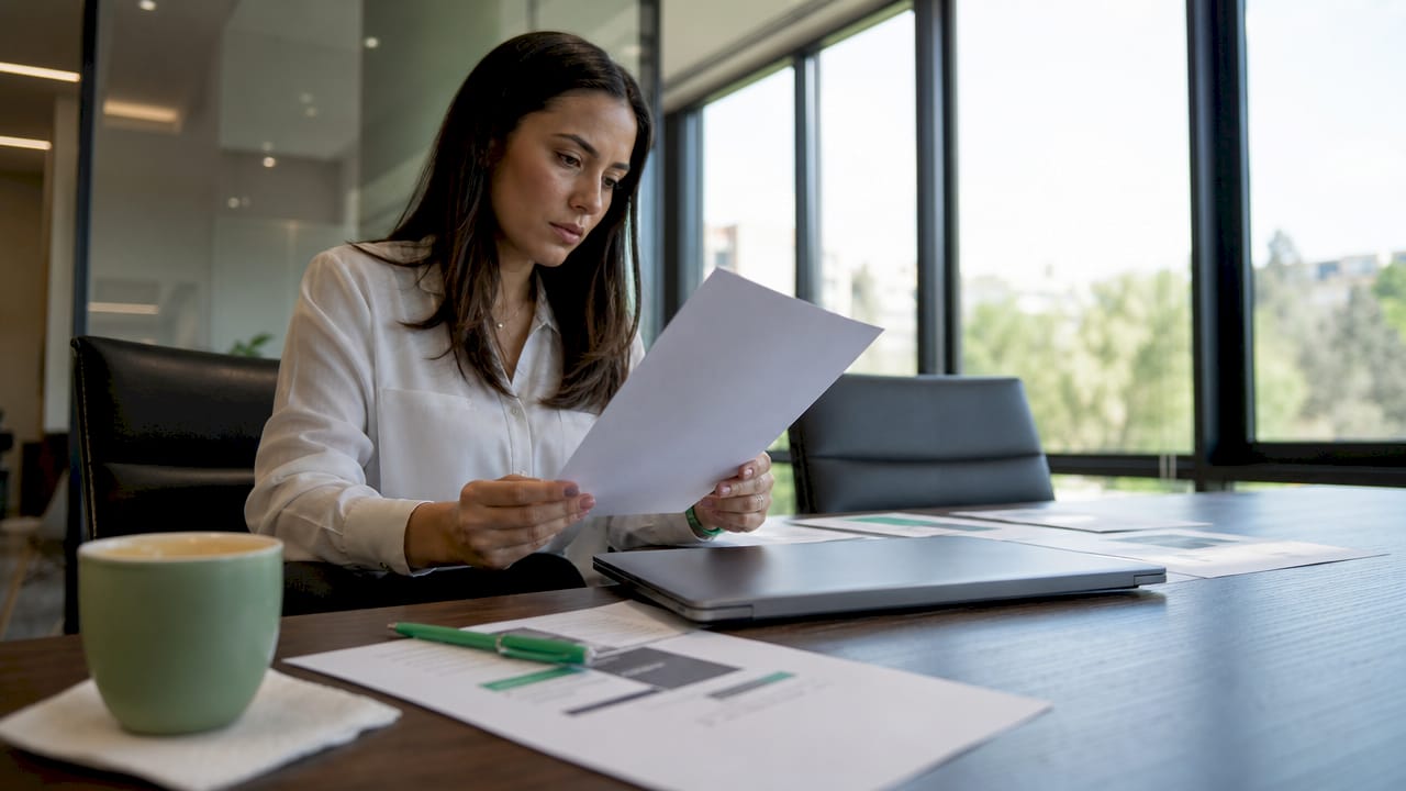 Mujer analizando reportes sobre resultados de campañas digitales