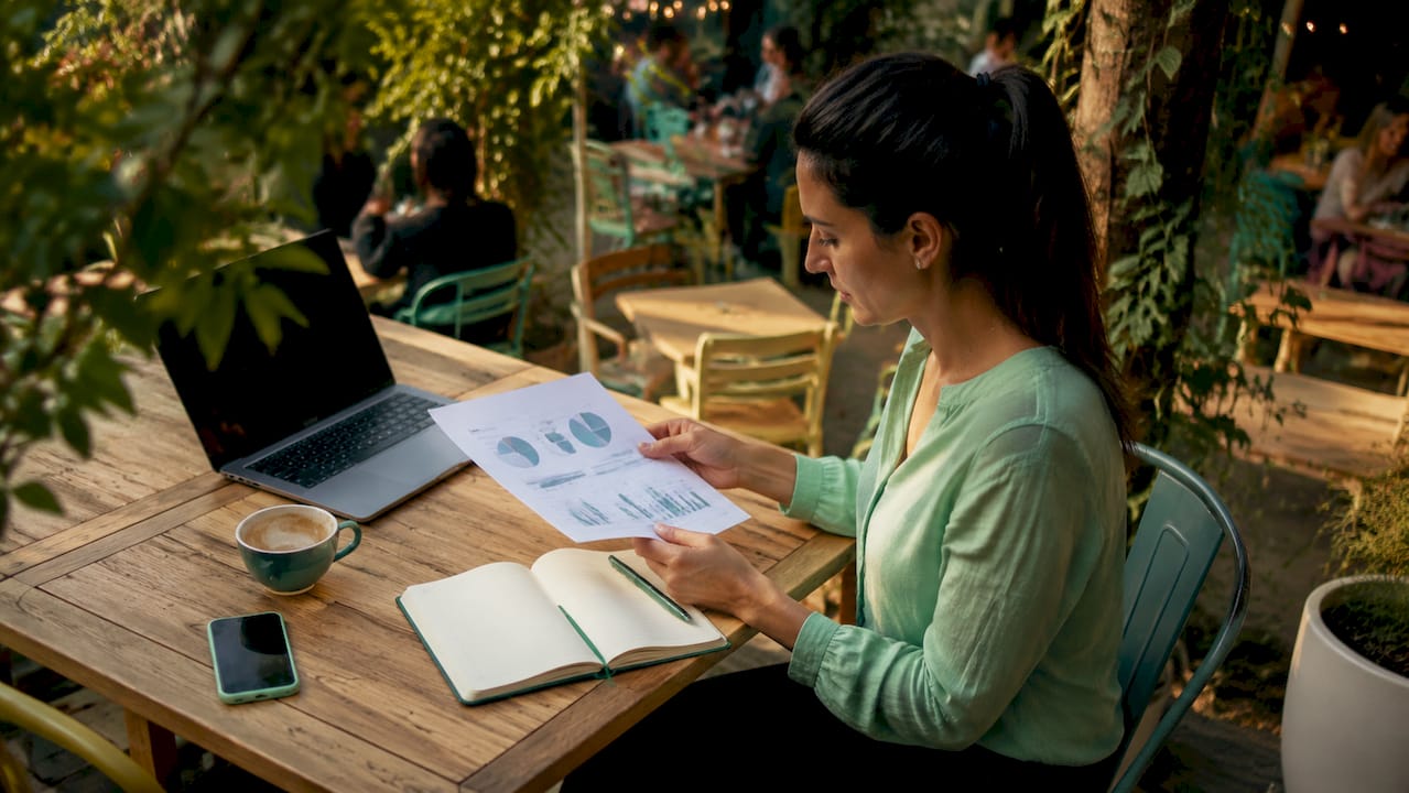 Mujer de negocios revisando el perfil digital de su cliente ideal en la oficina