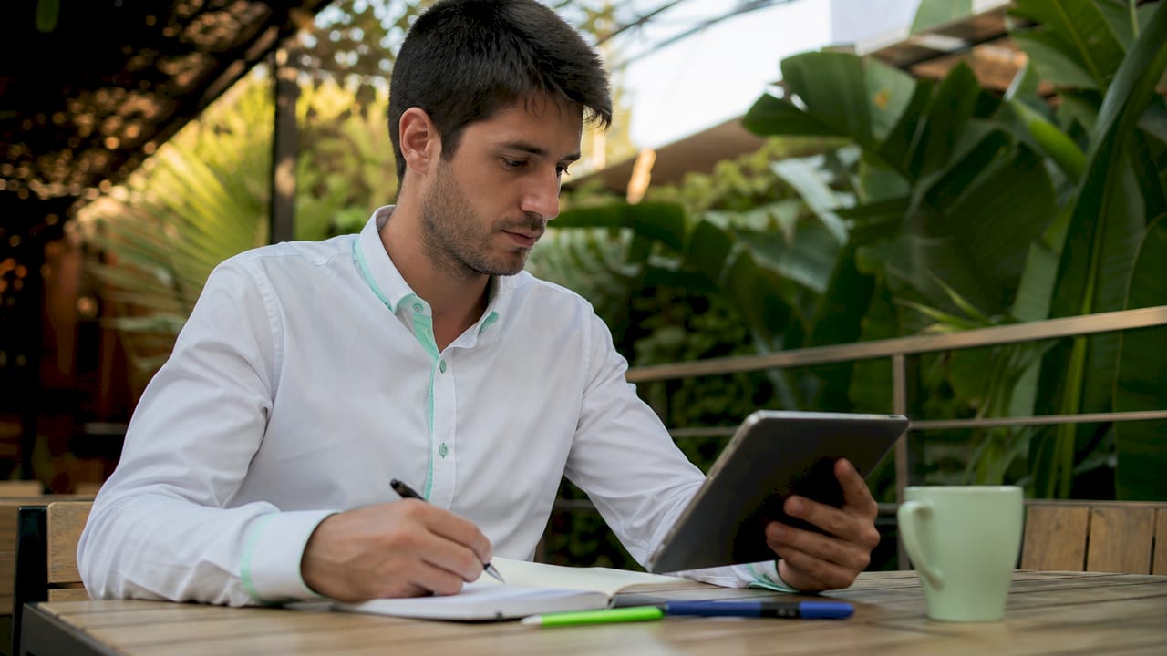 Directivo consultando su agenda digital en una oficina moderna