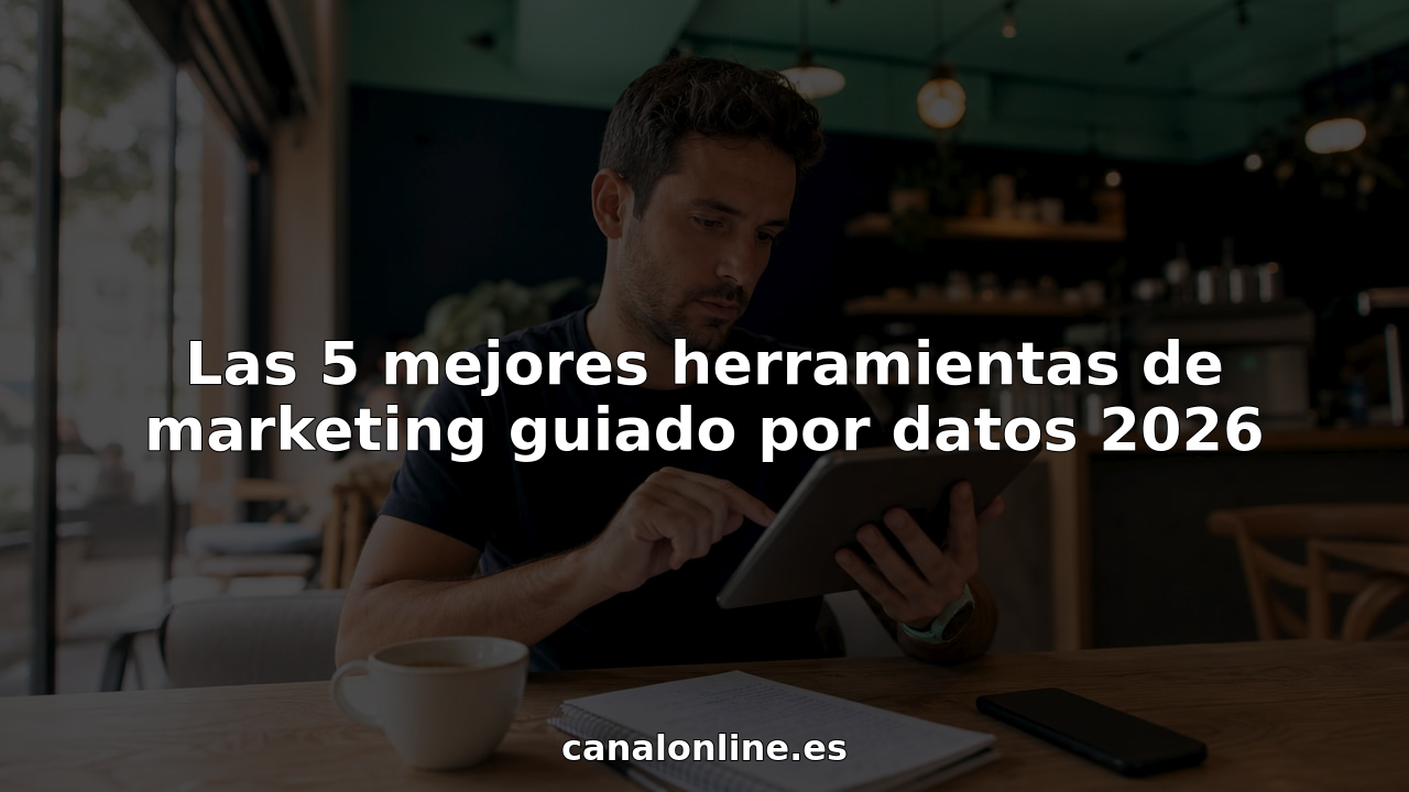 Profesional analizando datos de marketing en una tablet mientras trabaja en su escritorio.
