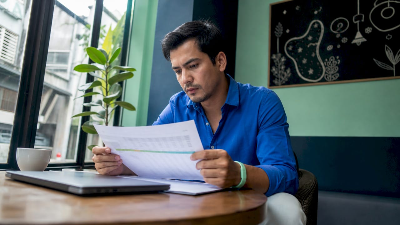 Comercial analizando los resultados de ventas en su oficina