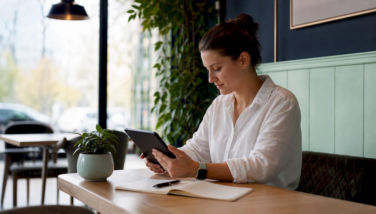 Especialista analizando flujos automatizados de nurturing en su puesto de trabajo