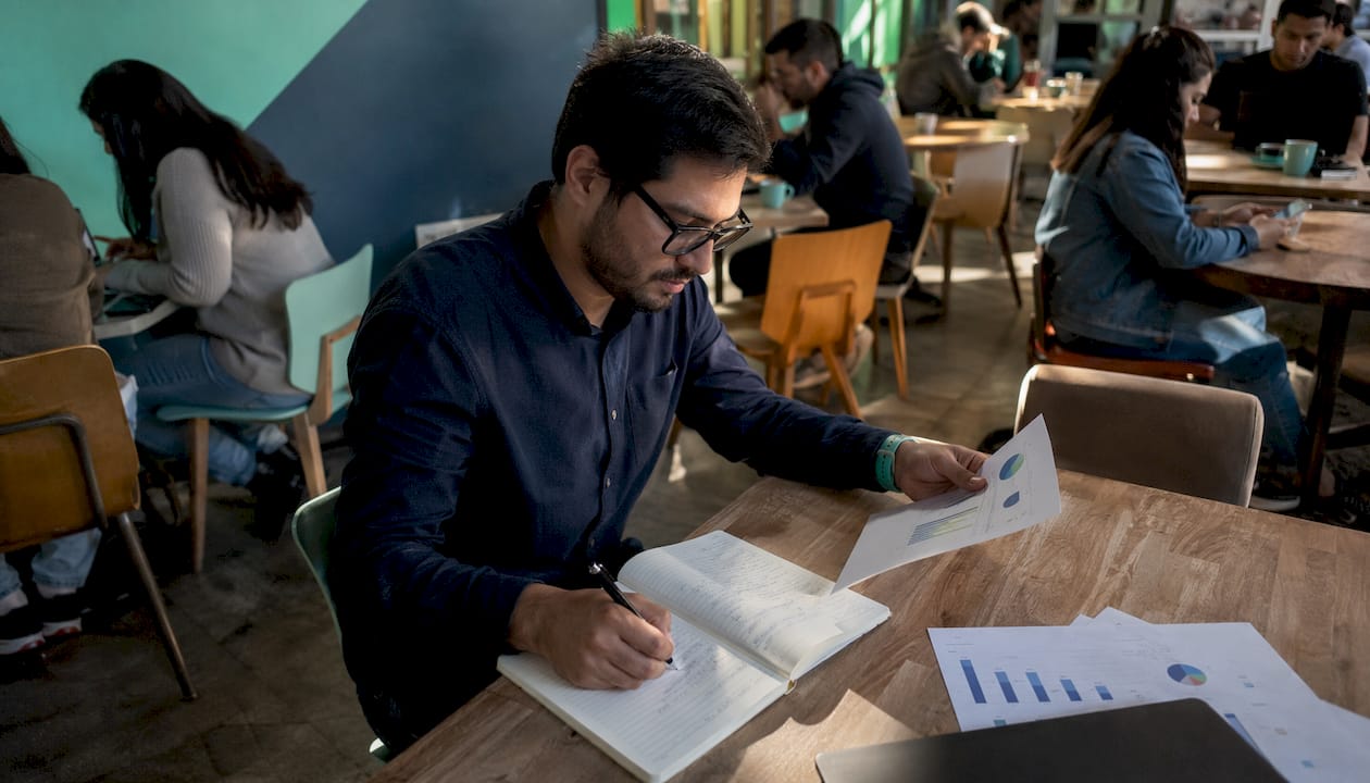 Especialista analizando las estadísticas de visitas en la web